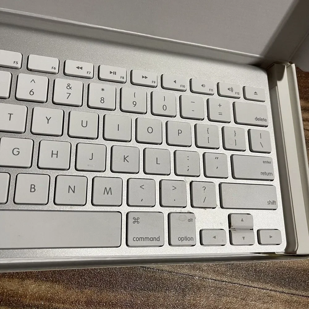 Apple A1314 Wireless Bluetooth Keyboard - Silver and White